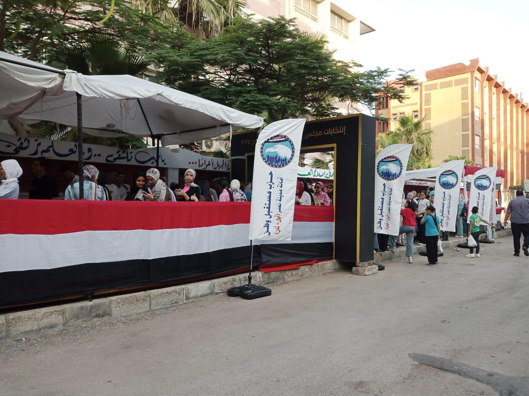 اصطفاف المواطنين أمام اللجان الانتخابية