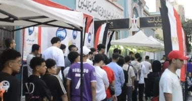 مواطنون يصطفون أمام اللجان الانتخابية في السيدة زينب للتصويت في انتخابات الشيوخ