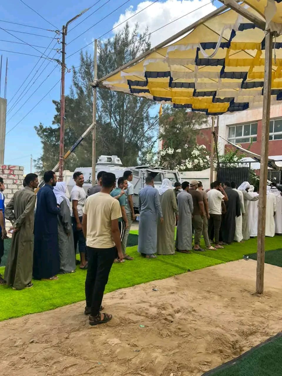 إقبال كبير من المواطنين فى مدرسة الشهداء بشمال سيناء (2)