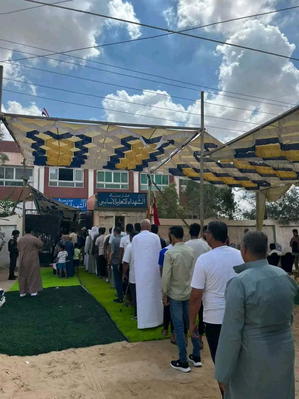 إقبال كبير من المواطنين فى مدرسة الشهداء بشمال سيناء (3)