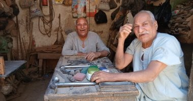قصة نبيل وغبريال.. شقيقان يمارسان إصلاح الأحذية منذ 60 عامًا في محل واحد بقنا