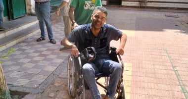 ناخب من ذوي الهمم يشارك بفاعلية في انتخابات مجلس الشيوخ بحي الزيتون