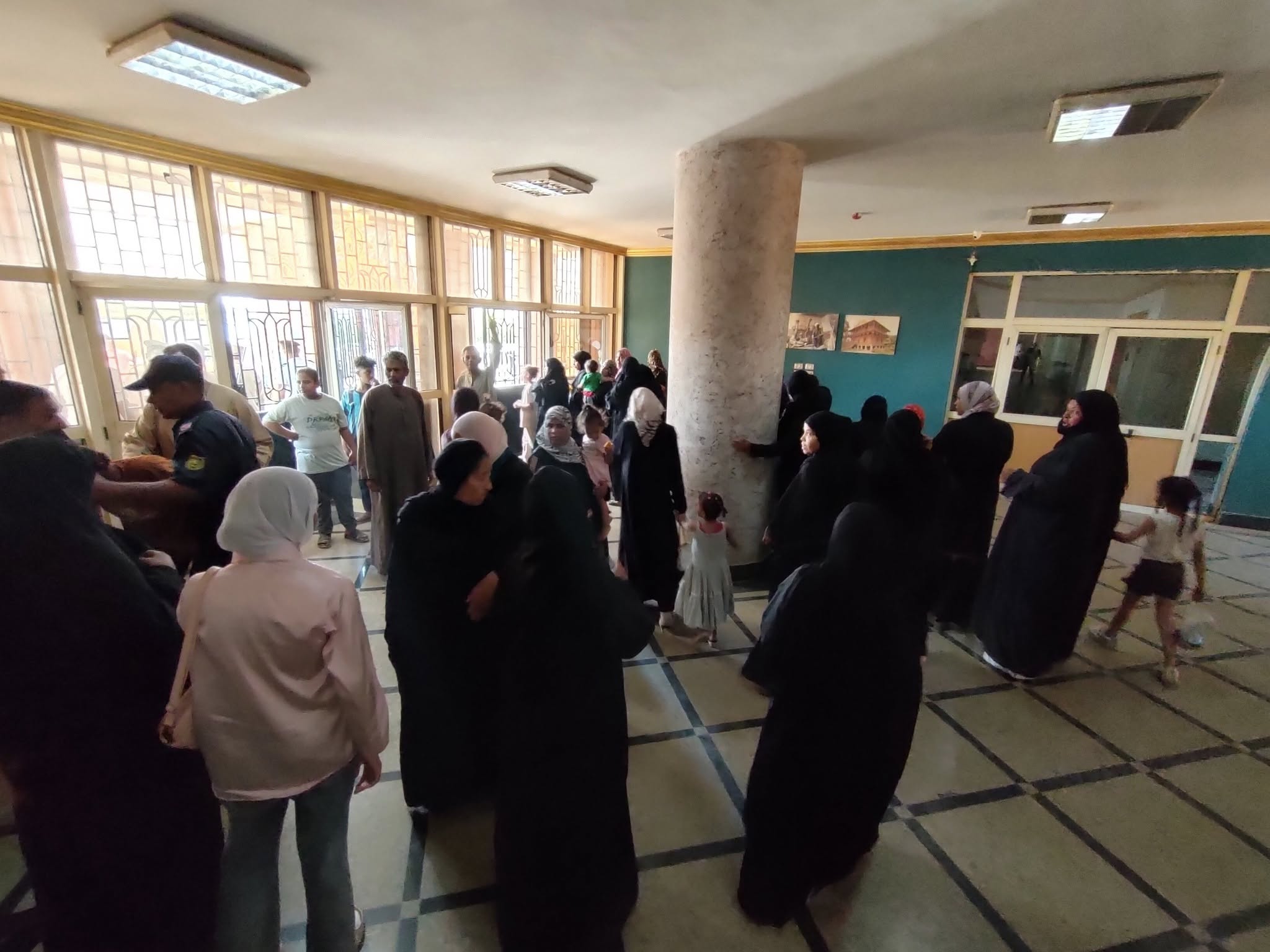 جانب من الاقبال النسائي داخل لجنة مجلس مدينة إسنا جانب من الاقبال النسائي داخل لجنة مجلس مدينة إسنا