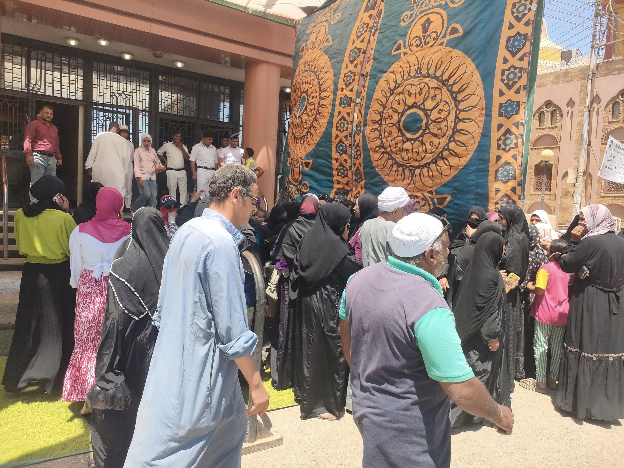 توافد كبير من السيدات على لجنة مجلس مدينة إسنا توافد كبير من السيدات على لجنة مجلس مدينة إسنا