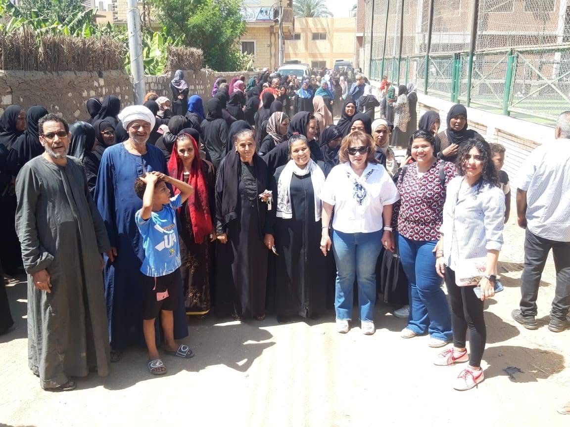 مسيرة لعدد من السيدات تجوب قرية القبلى قامولا مسيرة لعدد من السيدات تجوب قرية القبلى قامولا