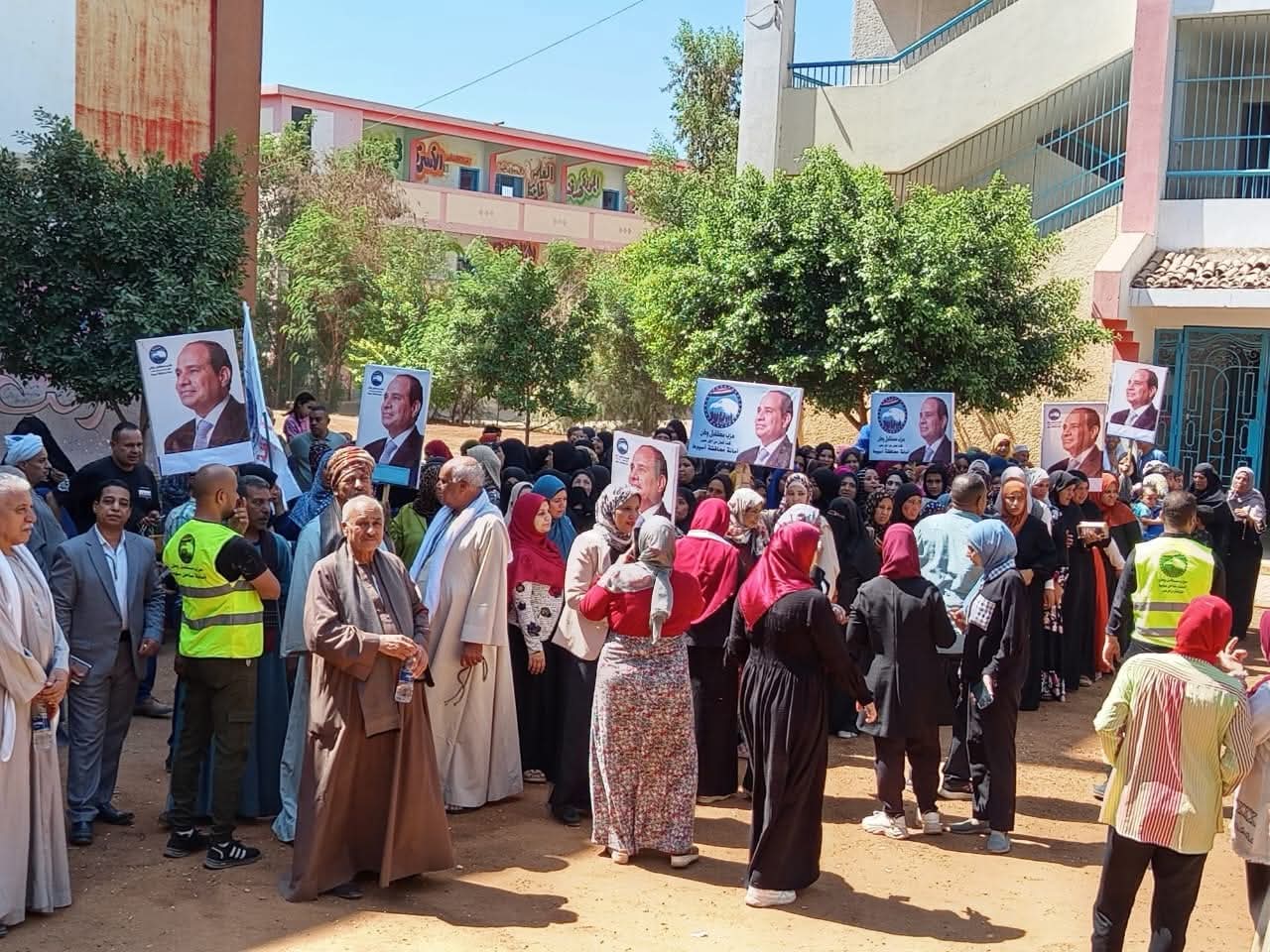 طوابير الناخبين على اللجان بأسيوط (1)