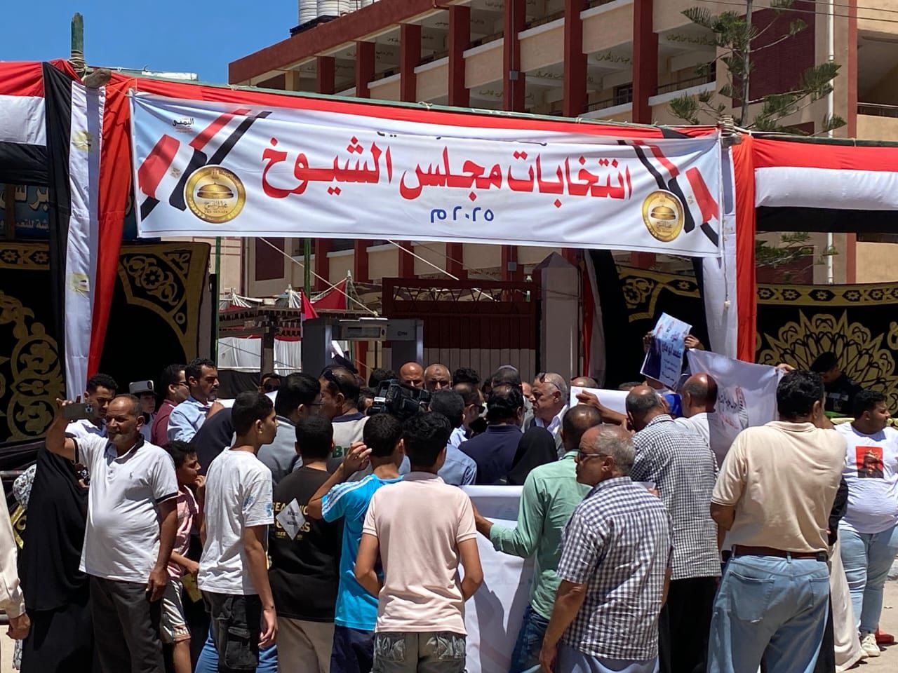 المئات بكفر الشيخ يحتشدون أمام اللجان المئات بكفر الشيخ يحتشدون أمام اللجان