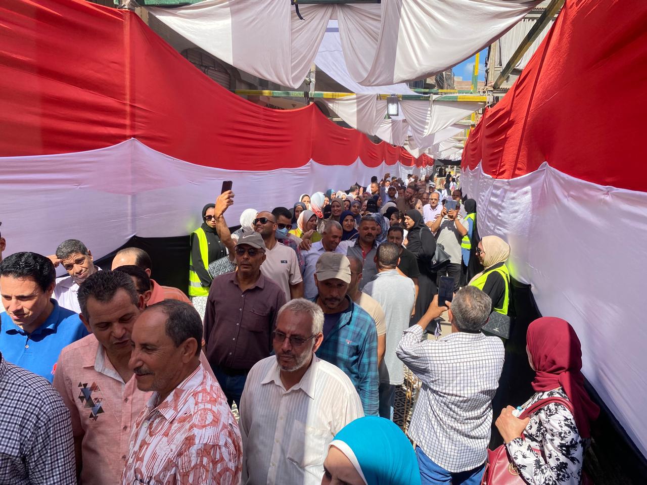 حشود كبير تتوافد للإدلاء بأصواتهم حشود كبير تتوافد للإدلاء بأصواتهم