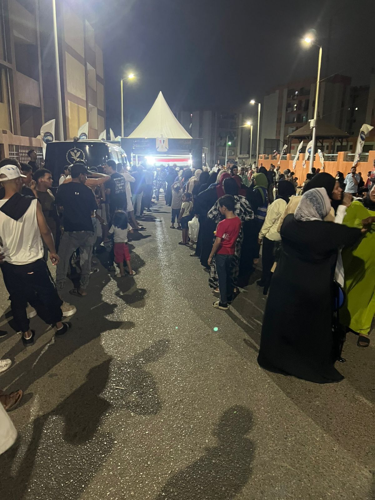 طوابير من أهالي الخليفة أمام اللجان قبل غلق باب التصويت (4)