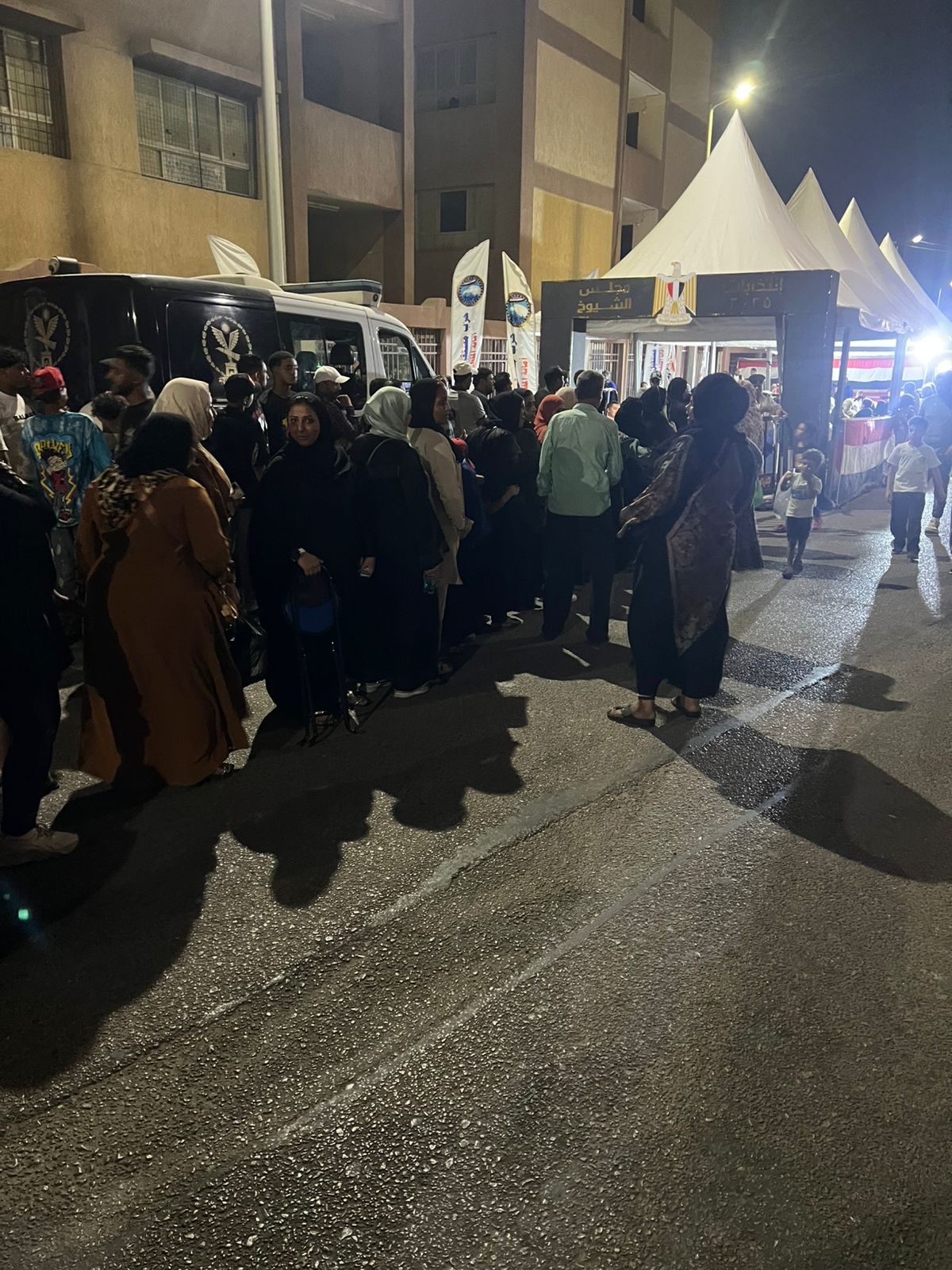 طوابير من أهالي الخليفة أمام اللجان قبل غلق باب التصويت (3)