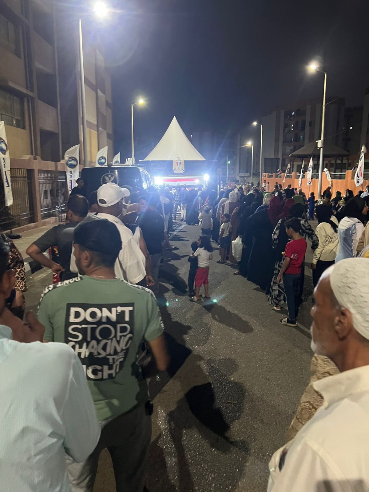 طوابير من أهالي الخليفة أمام اللجان قبل غلق باب التصويت (2)