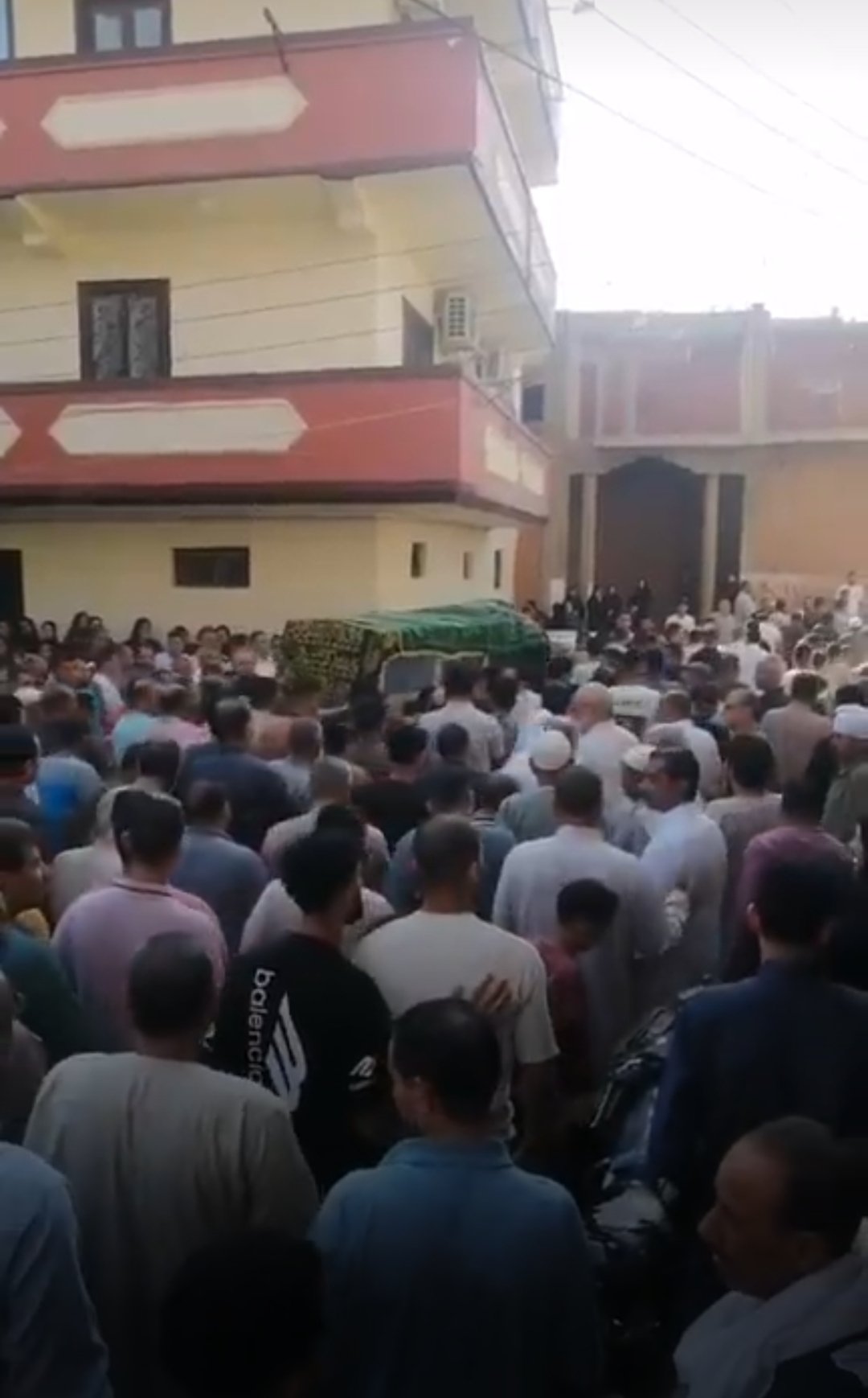 المصلون يودعون الفقيد المصلون يودعون الفقيد