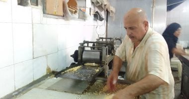 الحمصية الأشهر في دمياط: صناع الحلويات يؤكدون أن حلوى المولد تراث لا بد من تقديمه كل عام