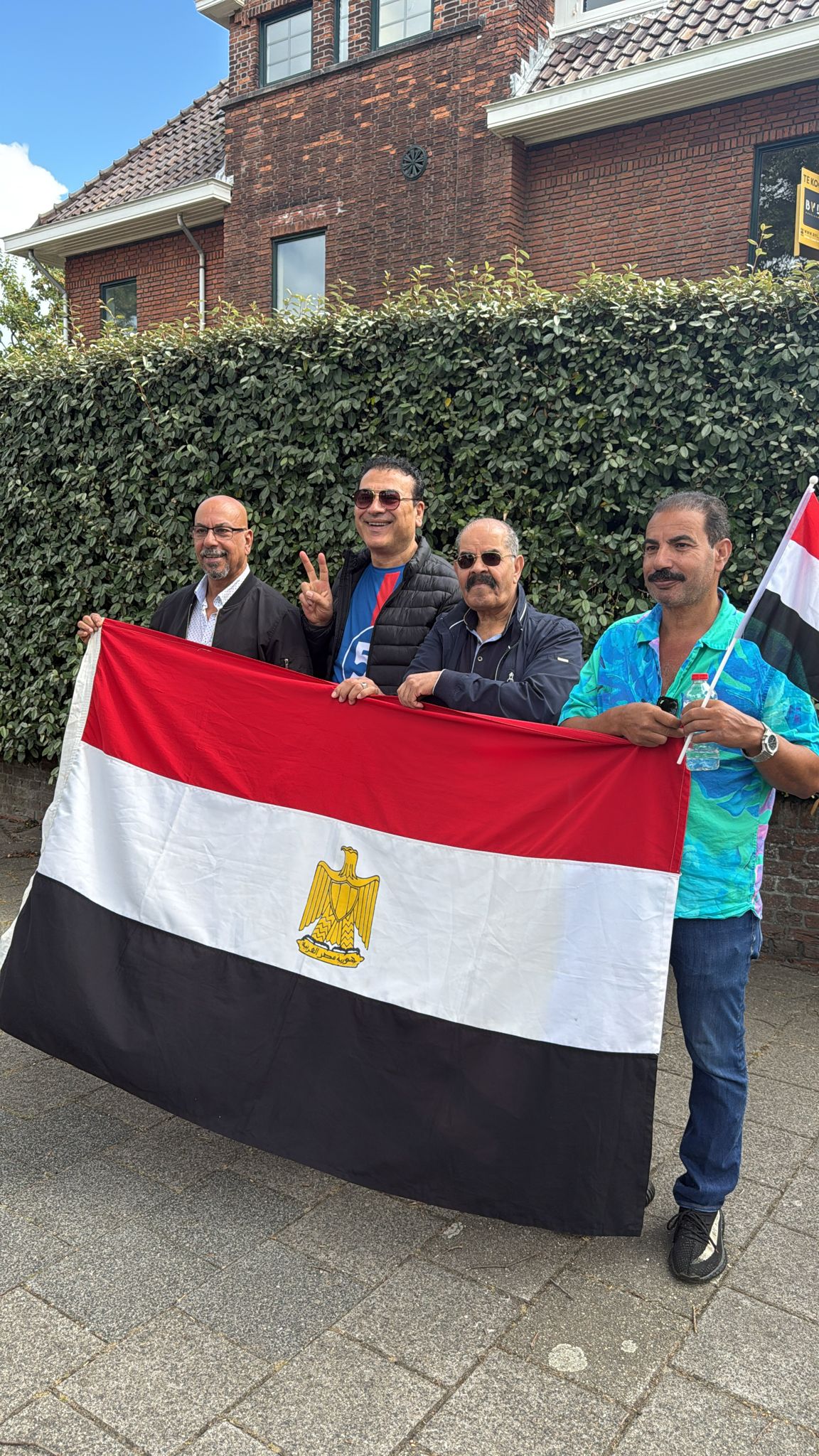 7a3aa8d6-bedf-438b-b135-28b4e36ca602 مصريون يرفعون علم الوطن الحبيب