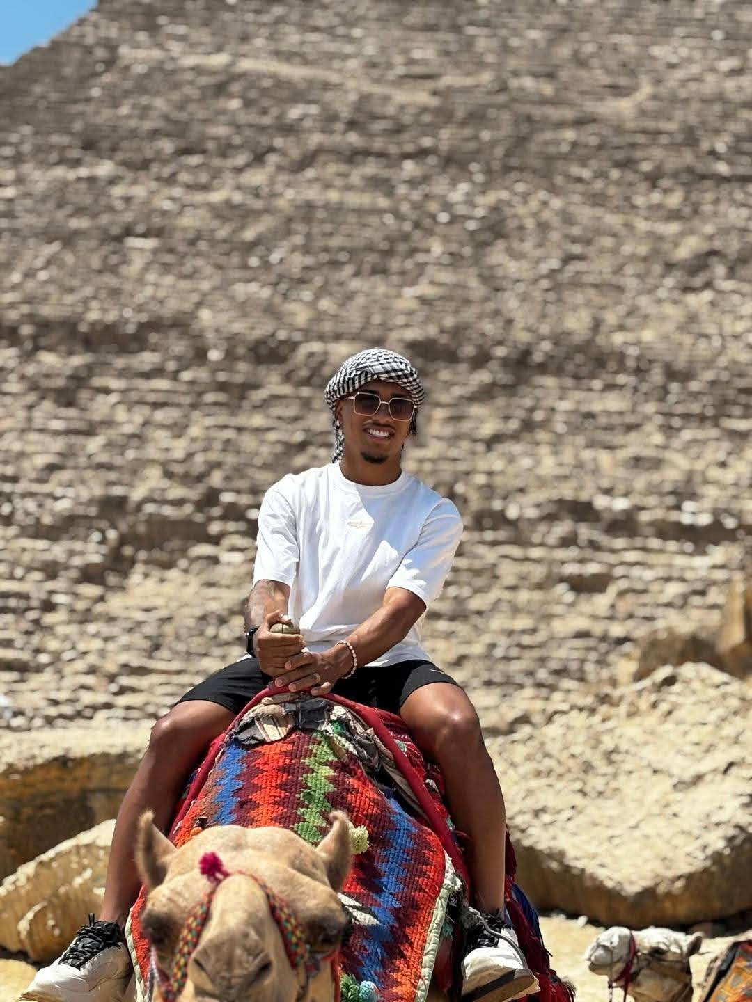 خوان الفينا يحتفل في الأهرامات خوان الفينا يحتفل في الأهرامات