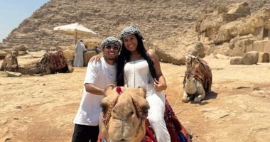 البرازيلي خوان ألفينا لاعب نادي الزمالك وزوجته يقومان بزيارة سياحية لأهرامات الجيزة