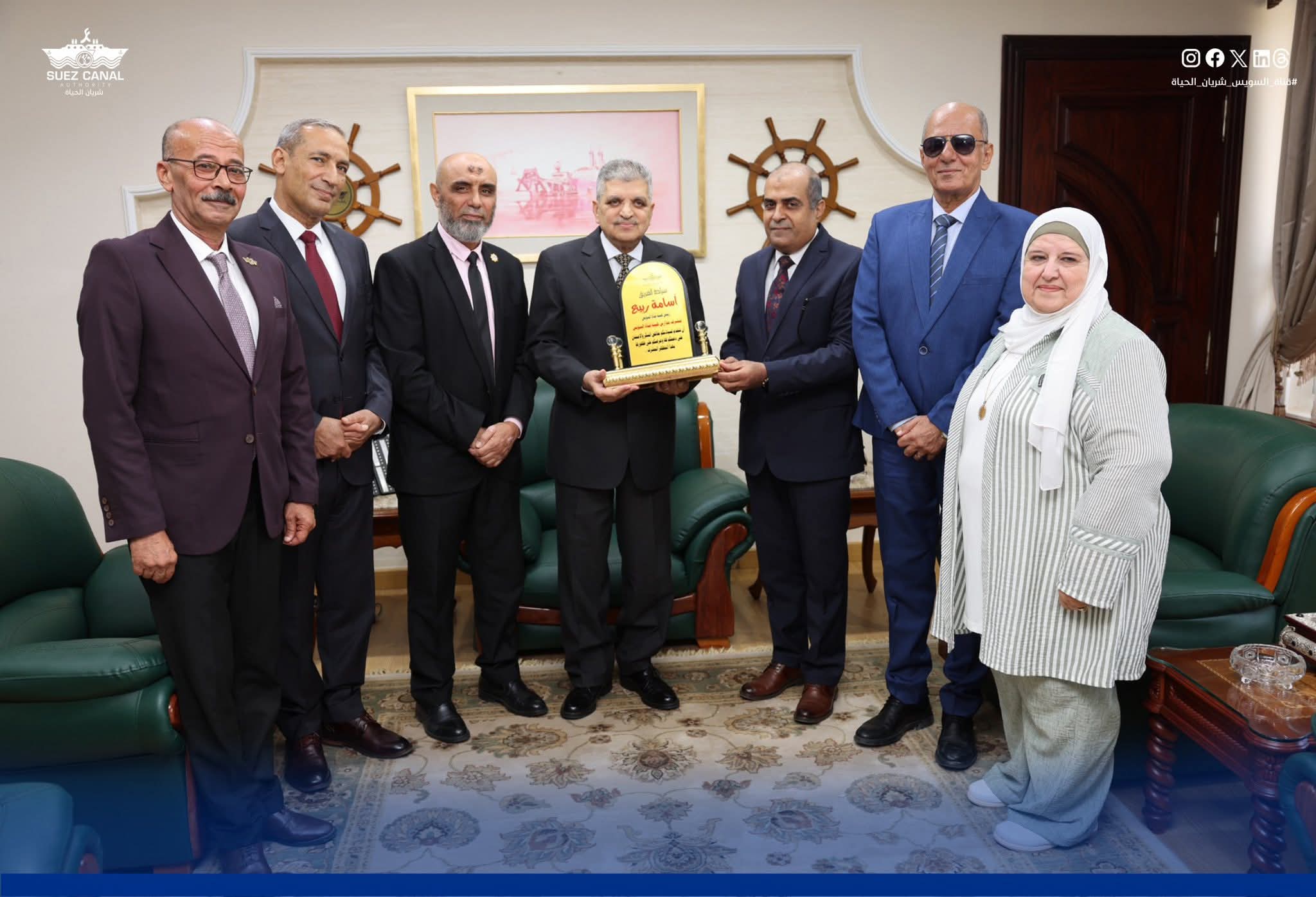 المديرون المكرمون مع رئيس الهيئة المديرون المكرمون مع رئيس الهيئة
