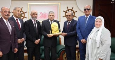 رئيس هيئة قناة السويس يكرم أوائل الثانوية العامة والإعدادية بمدارس الهيئة