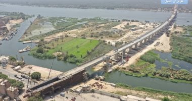 أحدث صور جوية لأعمال تركيب القضبان وتشطيبات محطات القطار السريع على مدار 24 ساعة