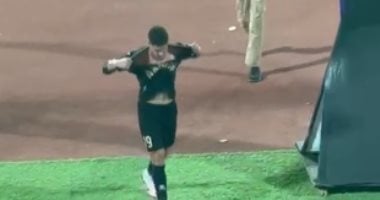 أحمد شعبان لاعب فاركو يمزق التيشيرت بعد استبداله أمام الأهلي.. فيديو