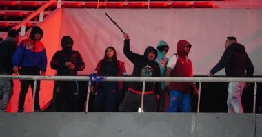 أعمال شغب توقف مباراة إنديبندينتي وأونيفرسيداد واعتقال 300 مشجع فيديو شامل