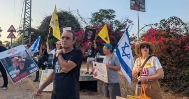 أهالي الرهائن يتظاهرون أمام منازل وزراء الاحتلال ويوجهون رسالة عاجلة لنتنياهو