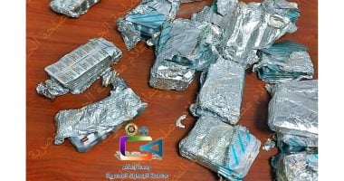 إحباط محاولة تهريب أقراص مخدرة داخل سماعات صوتية بجمارك الطرود البريدية في القاهرة