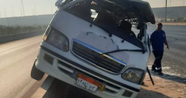 إصابة 6 أشخاص جراء انقلاب ميكروباص على الطريق الأوسطى