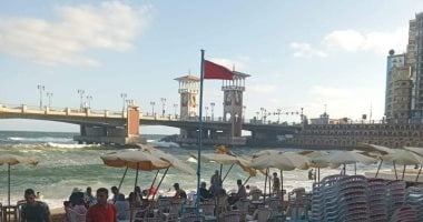 إطلاق إشارات الراية الصفراء شرقاً والحمراء غرباً على شواطئ الإسكندرية للتحذير من المخاطر