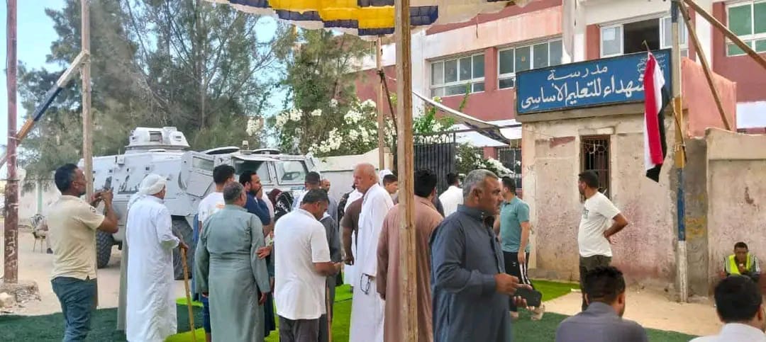 إقبال كبير من المواطنين فى مدرسة الشهداء بشمال سيناء (1)
