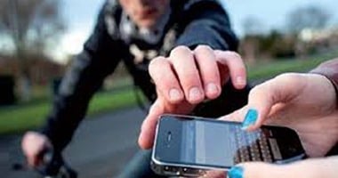 اعترافات تشكيل عصابي في قضية سرقة هواتف محمولة تقودهم إلى ساحات المحاكمة
