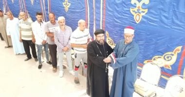 الأئمة والقساوسة يتجمعون يدًا بيد أمام اللجان الانتخابية في الشرقية – شاهد الفيديو