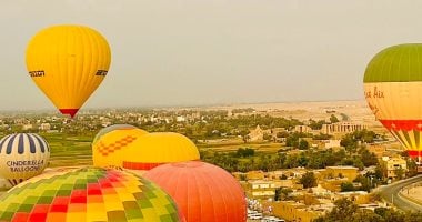 البالون الطائر يجذب أفواج السياح في سماء الأقصر رغم ارتفاع درجات الحرارة