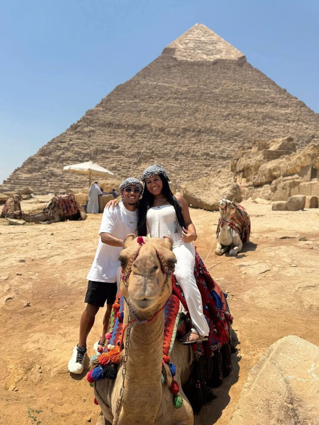 خوان الفينا وزوجته في الأهرامات خوان الفينا وزوجته في الأهرامات