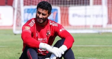 الحزن يطارد محمد الشناوي خلال تدريبات الأهلي في حضور مشجعين ووسائل الإعلام