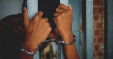 القبض على متهم باستغلال حيلة توصيل المسنات لسرقة مجوهراتهن