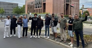 المصريون في ألمانيا يعبرون عن دعمهم للبعثات الدبلوماسية أمام سفارة مصر في برلين عبر فيديو مؤثر