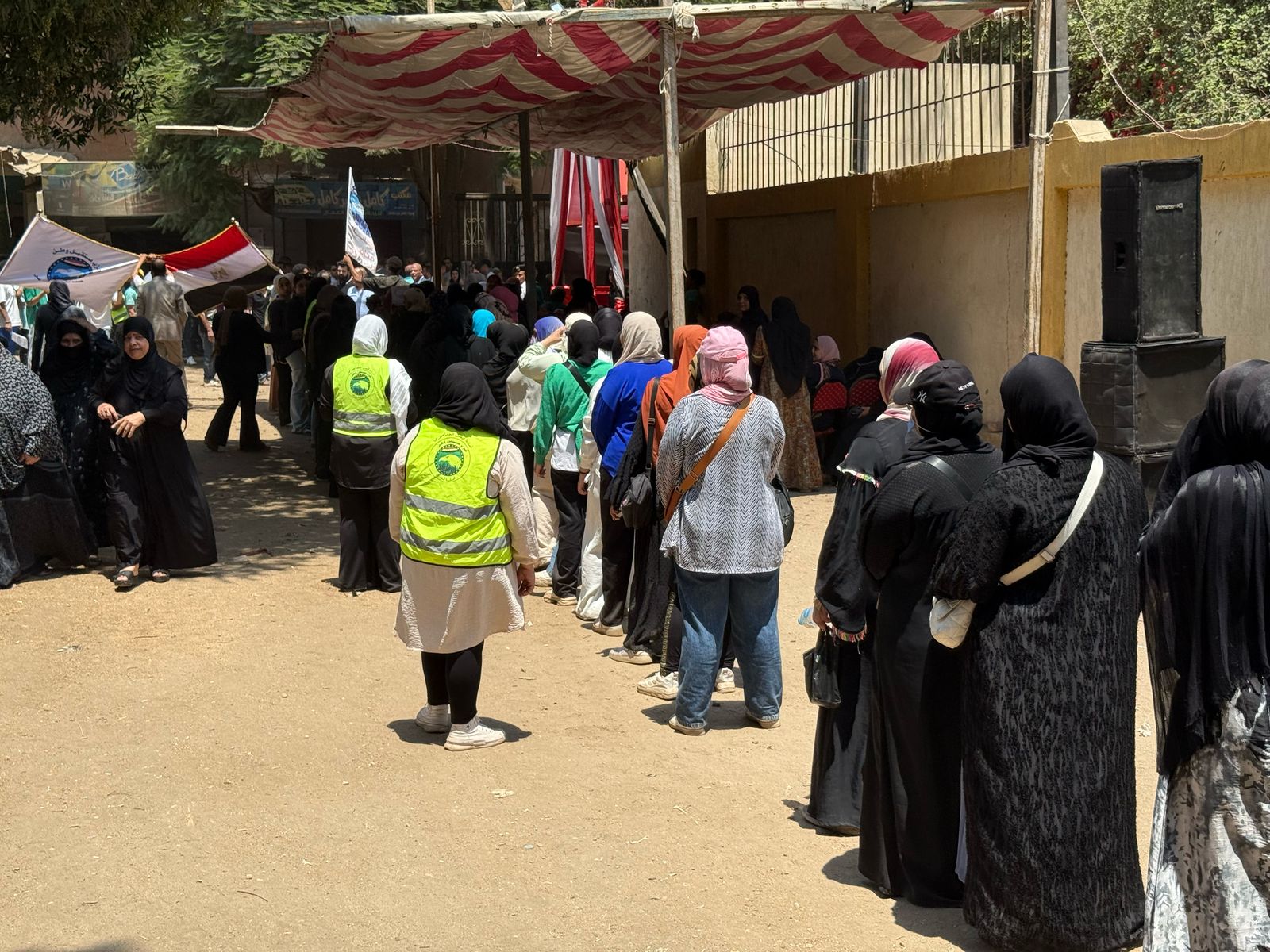 جانب من طوابير النساء فى الوراق