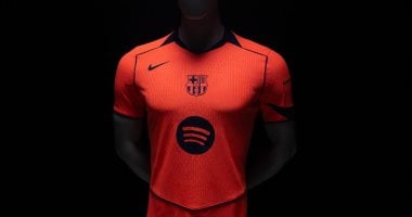 برشلونة يطرح قميصه الثالث بتصميم مستوحى من إنجاز السداسية التاريخي