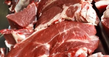 تسليم 2 طن لحوم للأسر الأولى بالرعاية من خلال أوقاف سوهاج