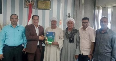 تسليم 8 عقود تقنين أراضي أملاك الدولة لمواطني مركز البلينا بمحافظة سوهاج