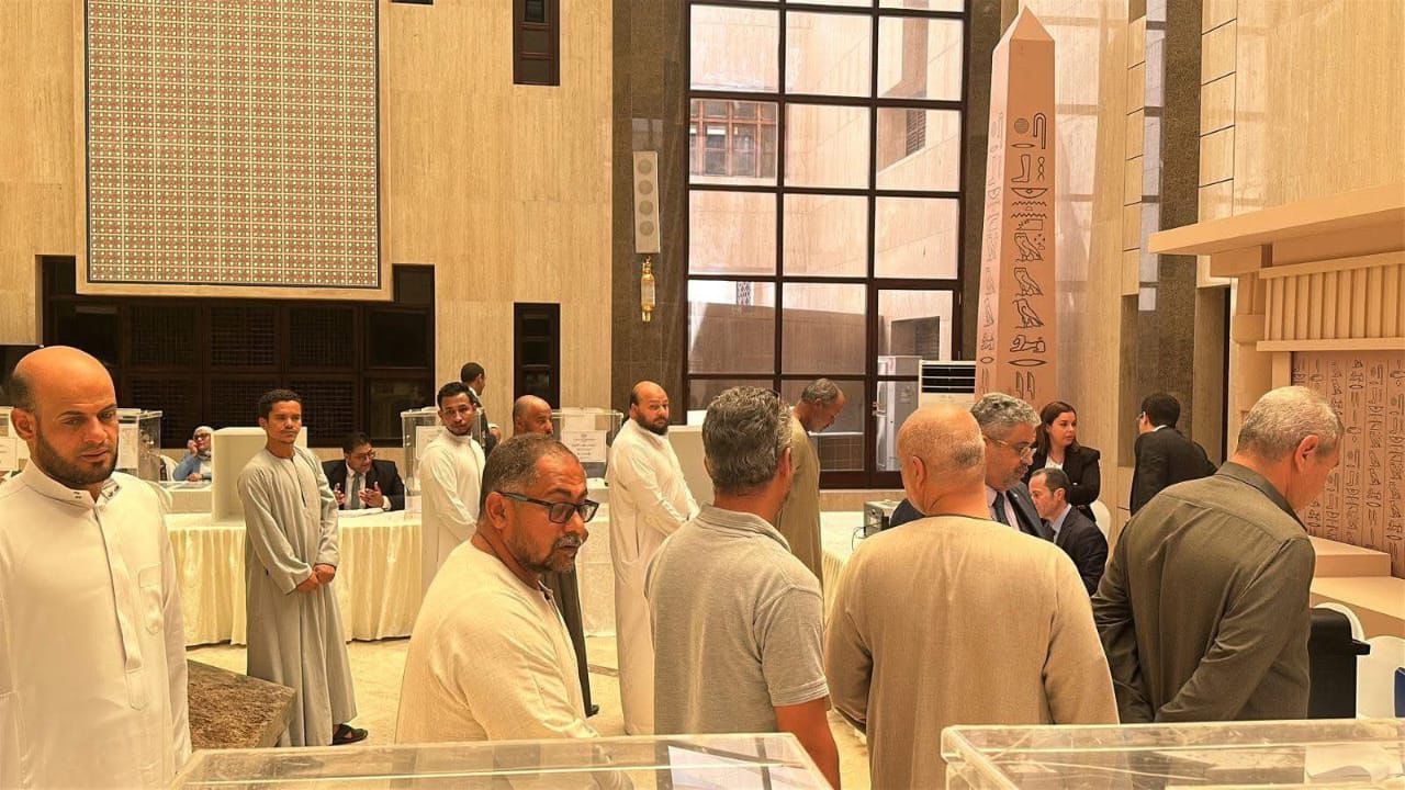 توافد المصريين للتصويت توافد المصريين للتصويت