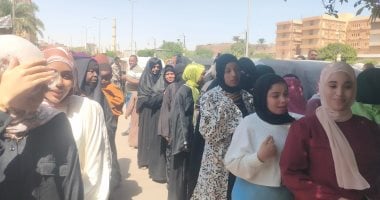 توافد النساء بكثافة في اليوم الثاني من جولة الإعادة لانتخابات مجلس الشيوخ بمحافظة الأقصر.. صور