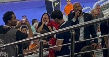 توزع اللجنة المنظمة قمصان منتخب الناشئين على الجماهير في المدرجات قبيل مواجهة الدنمارك
