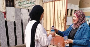 توزيع المياه والشوكولاتة لطلاب الثانوية في الفيوم قبل امتحانات الدور الثاني