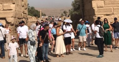 جذب معابد الكرنك في الأقصر أعدادًا كبيرة من السياح بعد انتهاء الموجة الحارة