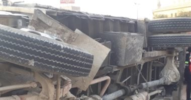 حادث انقلاب سيارة جامبو على الدائري تجاه المريوطية يتسبب في إتلاف 3 سيارات ومشاهدات مصورة