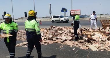 حادث سقوط حمولة سيراميك على مقطورة بالطريق الأوسطى في منطقة الشروق