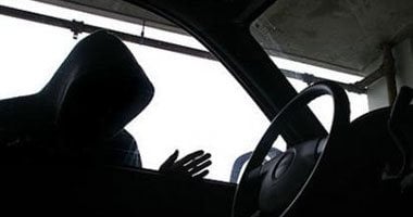 حبس عاطل بتهمة سرقة السيارات باستخدام أسلوب المفتاح المصطنع