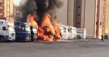 حريق كبير يلتهم أربع سيارات نقل داخل جراج خلف مستشفى القرين بمحافظة الشرقية